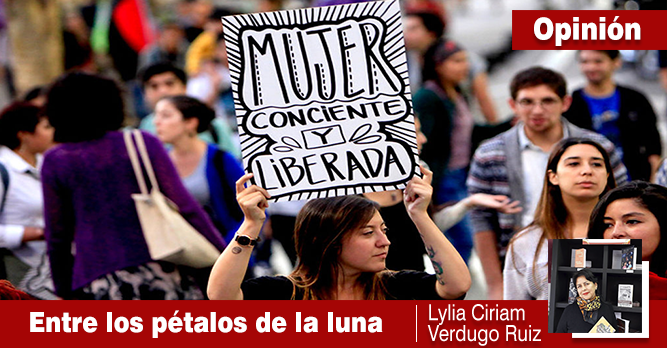 ENTRE LOS PÉTALOS DE LA LUNA