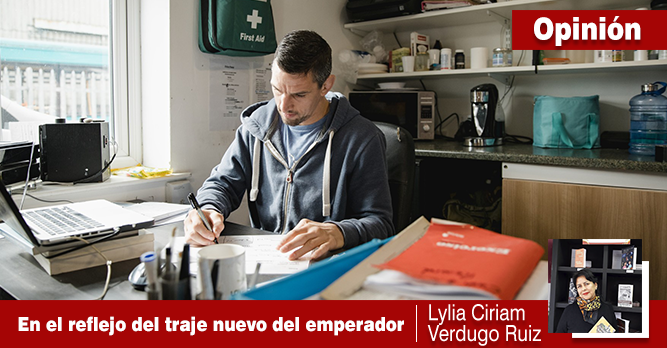 EN EL REFLEJO DEL TRAJE NUEVO DEL EMPERADOR