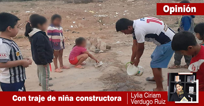 Con traje de niña constructora.